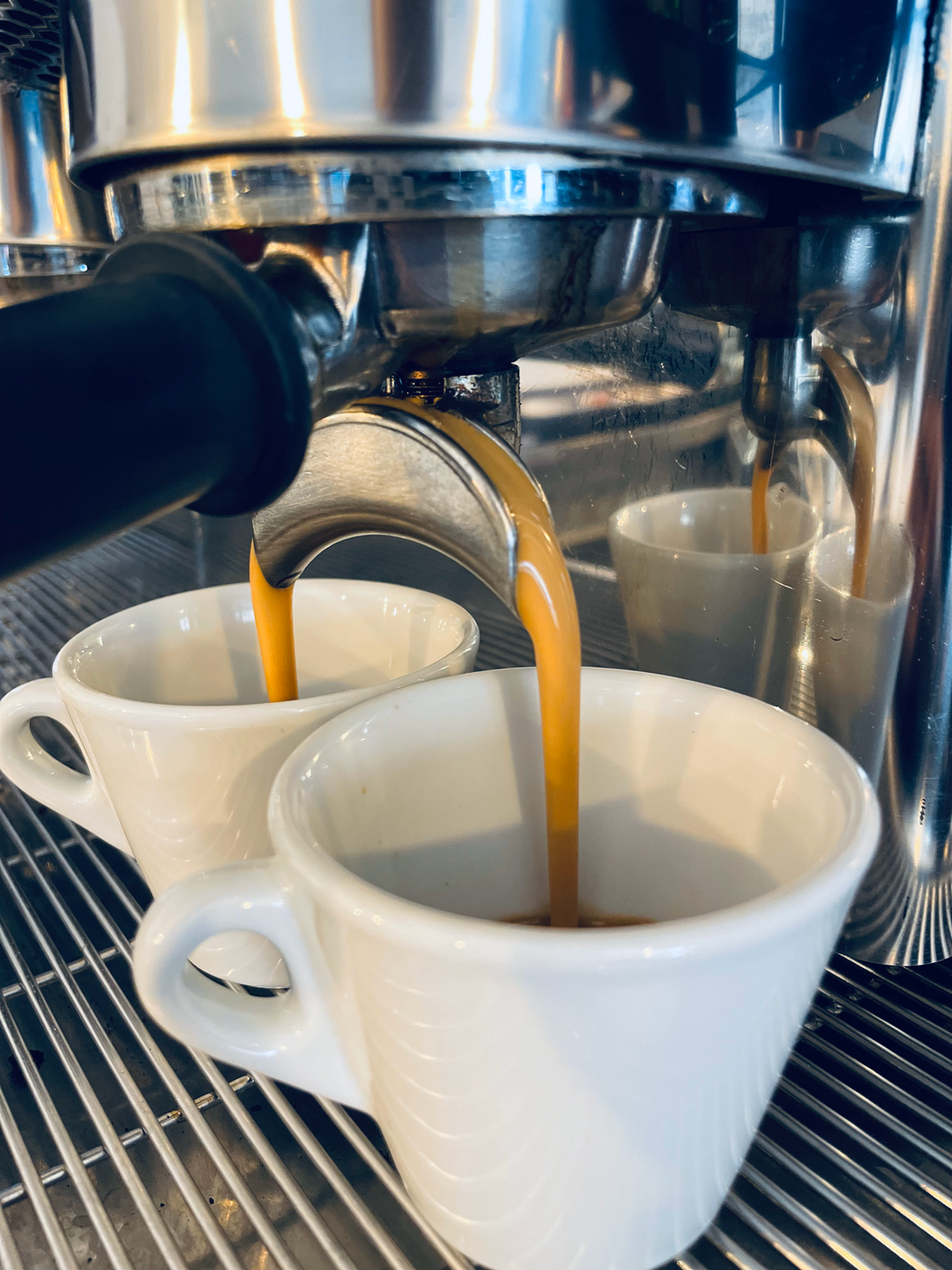 Elaboración de cafés dobles en la cafetería, restaurante El Trébol Baza