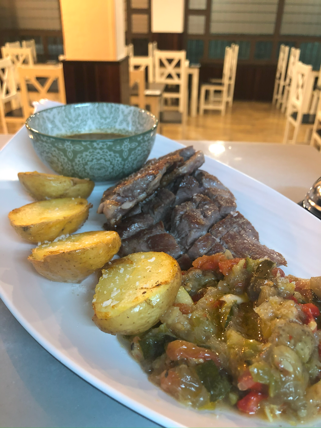 Plato de carne de la cafetería, restaurante El Trébol Baza