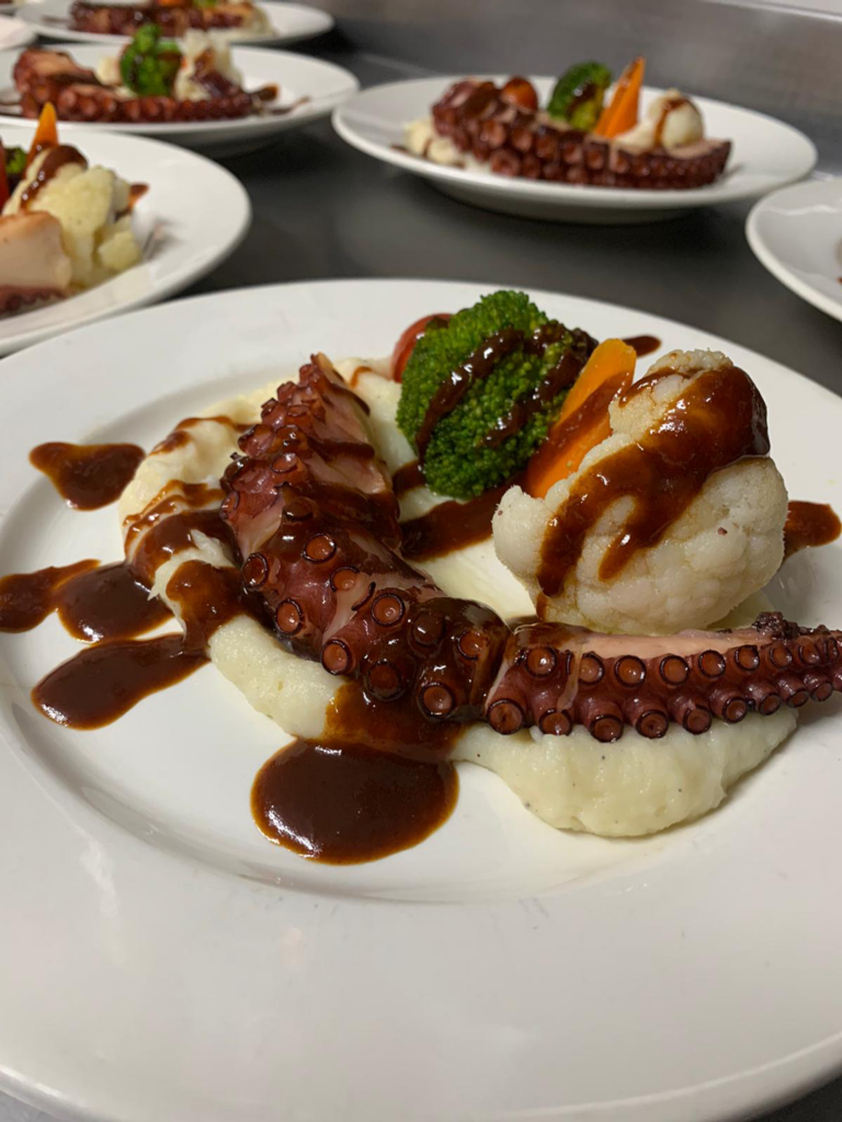 Pulpo en la cafetería, restaurante El Trébol Baza