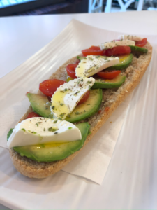 Tostadas de aguacate y queso en la cafetería, restaurante El Trébol Baza